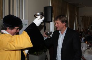 19-11-2009 SHOWBIZZ; SPORTHELDEN VAN WELEER HEFFEN HET GLAS OP FEEST. De tongen raakten los op het wijnfeest in Oisterwijk waar vele sporthelden elkaar troffen.
foto: Albert den Iseger.