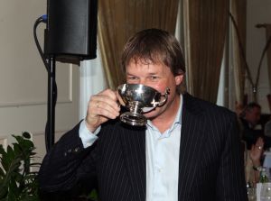 19-11-2009 SHOWBIZZ; SPORTHELDEN VAN WELEER HEFFEN HET GLAS OP FEEST. De tongen raakten los op het wijnfeest in Oisterwijk waar vele sporthelden elkaar troffen.
foto: Albert den Iseger.