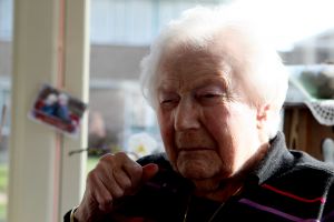 05-02-2010 SHOWBIZZ; GEORGETTE REJEWSKI IS JARIG EN WORD VANDAAG 100 JAAR. Georgette oa.bekend geworden door haar oma rol in zeg eens AAa werd vandaag 100 jaar in het verzorgings tehuis in Midden Beemster.Georgette overleefde al haar toneel kinderen de afgelopen jaren.Georgette moest oa. afscheid nemen van Jos Brink en Carol van Herwijnen.
foto: Albert den Iseger.