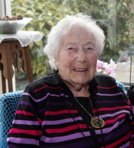 05-02-2010 SHOWBIZZ; GEORGETTE REJEWSKI IS JARIG EN WORD VANDAAG 100 JAAR. Georgette oa.bekend geworden door haar oma rol in zeg eens AAa werd vandaag 100 jaar in het verzorgings tehuis in Midden Beemster.Georgette overleefde al haar toneel kinderen de afgelopen jaren.Georgette moest oa. afscheid nemen van Jos Brink en Carol van Herwijnen.
foto: Albert den Iseger.