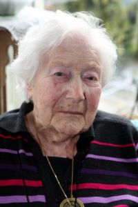 05-02-2010 SHOWBIZZ; GEORGETTE REJEWSKI IS JARIG EN WORD VANDAAG 100 JAAR. Georgette oa.bekend geworden door haar oma rol in zeg eens AAa werd vandaag 100 jaar in het verzorgings tehuis in Midden Beemster.Georgette overleefde al haar toneel kinderen de afgelopen jaren.Georgette moest oa. afscheid nemen van Jos Brink en Carol van Herwijnen.
foto: Albert den Iseger.
