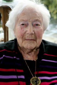 05-02-2010 SHOWBIZZ; GEORGETTE REJEWSKI IS JARIG EN WORD VANDAAG 100 JAAR. Georgette oa.bekend geworden door haar oma rol in zeg eens AAa werd vandaag 100 jaar in het verzorgings tehuis in Midden Beemster.Georgette overleefde al haar toneel kinderen de afgelopen jaren.Georgette moest oa. afscheid nemen van Jos Brink en Carol van Herwijnen.
foto: Albert den Iseger.