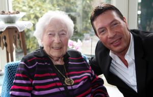 05-02-2010 SHOWBIZZ; GEORGETTE REJEWSKI IS JARIG EN WORD VANDAAG 100 JAAR. Georgette oa.bekend geworden door haar oma rol in zeg eens AAa werd vandaag 100 jaar in het verzorgings tehuis in Midden Beemster.Georgette overleefde al haar toneel kinderen de afgelopen jaren.Georgette moest oa. afscheid nemen van Jos Brink en Carol van Herwijnen.
foto: Albert den Iseger.