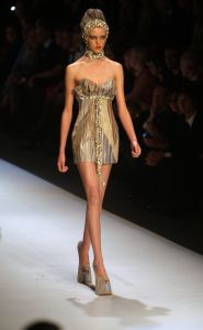 02-02-2010 SHOWBIZZ; JAN TAMINIAU OPENDE DE AMSTERDAM FASHIONWEEK MET NIEUWE COLLECTIE DUALISME. Tal van bekende waren gekomen om de prachtige mode van Jan Taminiau te zien. Jan doopte zijn 2010 collectie als Dualisme. Alles is erg transparant maar door het gros van pailetten dragen ze net een pantser. Prachtig en opmerkelijke mode van Jan die Maxima in 2009 kleedde in een jasje gemaakt van een oude postzak. Een primeur want niet eerder koos de prinses voor een Nederlandse o02-02-2010 SHOWBIZZ; JAN TAMINIAU OPENDE DE AMSTERDAM FASHIONWEEK MET NIEUWE COLLECTIE DUALISME. Tal van bekende waren gekomen om de prachtige mode van Jan Taminiau te zien. Jan doopte zijn 2010 collectie als Dualisme. Alles is erg transparant maar door het gros van pailetten dragen ze net een pantser. Prachtig en opmerkelijke mode van Jan die Maxima in 2009 kleedde in een jasje gemaakt van een oude postzak. Een primeur want niet eerder koos de prinses voor een Nederlandse ontwerper.
foto: Albert den Iseger.ntwerper.
foto: Albert den Iseger.