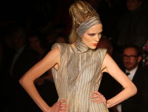 02-02-2010 SHOWBIZZ; JAN TAMINIAU OPENDE DE AMSTERDAM FASHIONWEEK MET NIEUWE COLLECTIE DUALISME. Tal van bekende waren gekomen om de prachtige mode van Jan Taminiau te zien. Jan doopte zijn 2010 collectie als Dualisme. Alles is erg transparant maar door het gros van pailetten dragen ze net een pantser. Prachtig en opmerkelijke mode van Jan die Maxima in 2009 kleedde in een jasje gemaakt van een oude postzak. Een primeur want niet eerder koos de prinses voor een Nederlandse ontwerper.
foto: Albert den Iseger.