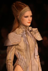 02-02-2010 SHOWBIZZ; JAN TAMINIAU OPENDE DE AMSTERDAM FASHIONWEEK MET NIEUWE COLLECTIE DUALISME. Tal van bekende waren gekomen om de prachtige mode van Jan Taminiau te zien. Jan doopte zijn 2010 collectie als Dualisme. Alles is erg transparant maar door het gros van pailetten dragen ze net een pantser. Prachtig en opmerkelijke mode van Jan die Maxima in 2009 kleedde in een jasje gemaakt van een oude postzak. Een primeur want niet eerder koos de prinses voor een Nederlandse ontwerper.
foto: Albert den Iseger.