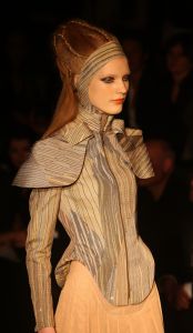 02-02-2010 SHOWBIZZ; JAN TAMINIAU OPENDE DE AMSTERDAM FASHIONWEEK MET NIEUWE COLLECTIE DUALISME. Tal van bekende waren gekomen om de prachtige mode van Jan Taminiau te zien. Jan doopte zijn 2010 collectie als Dualisme. Alles is erg transparant maar door het gros van pailetten dragen ze net een pantser. Prachtig en opmerkelijke mode van Jan die Maxima in 2009 kleedde in een jasje gemaakt van een oude postzak. Een primeur want niet eerder koos de prinses voor een Nederlandse ontwerper.
foto: Albert den Iseger.