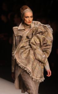 02-02-2010 SHOWBIZZ; JAN TAMINIAU OPENDE DE AMSTERDAM FASHIONWEEK MET NIEUWE COLLECTIE DUALISME. Tal van bekende waren gekomen om de prachtige mode van Jan Taminiau te zien. Jan doopte zijn 2010 collectie als Dualisme. Alles is erg transparant maar door het gros van pailetten dragen ze net een pantser. Prachtig en opmerkelijke mode van Jan die Maxima in 2009 kleedde in een jasje gemaakt van een oude postzak. Een primeur want niet eerder koos de prinses voor een Nederlandse ontwerper.
foto: Albert den Iseger.