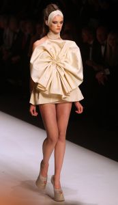 02-02-2010 SHOWBIZZ; JAN TAMINIAU OPENDE DE AMSTERDAM FASHIONWEEK MET NIEUWE COLLECTIE DUALISME. Tal van bekende waren gekomen om de prachtige mode van Jan Taminiau te zien. Jan doopte zijn 2010 collectie als Dualisme. Alles is erg transparant maar door het gros van pailetten dragen ze net een pantser. Prachtig en opmerkelijke mode van Jan die Maxima in 2009 kleedde in een jasje gemaakt van een oude postzak. Een primeur want niet eerder koos de prinses voor een Nederlandse ontwerper.
foto: Albert den Iseger.