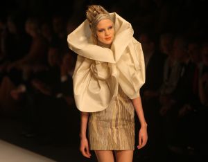 02-02-2010 SHOWBIZZ; JAN TAMINIAU OPENDE DE AMSTERDAM FASHIONWEEK MET NIEUWE COLLECTIE DUALISME. Tal van bekende waren gekomen om de prachtige mode van Jan Taminiau te zien. Jan doopte zijn 2010 collectie als Dualisme. Alles is erg transparant maar door het gros van pailetten dragen ze net een pantser. Prachtig en opmerkelijke mode van Jan die Maxima in 2009 kleedde in een jasje gemaakt van een oude postzak. Een primeur want niet eerder koos de prinses voor een Nederlandse ontwerper.
foto: Albert den Iseger.