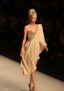 02-02-2010 SHOWBIZZ; JAN TAMINIAU OPENDE DE AMSTERDAM FASHIONWEEK MET NIEUWE COLLECTIE DUALISME. Tal van bekende waren gekomen om de prachtige mode van Jan Taminiau te zien. Jan doopte zijn 2010 collectie als Dualisme. Alles is erg transparant maar door het gros van pailetten dragen ze net een pantser. Prachtig en opmerkelijke mode van Jan die Maxima in 2009 kleedde in een jasje gemaakt van een oude postzak. Een primeur want niet eerder koos de prinses voor een Nederlandse ontwerper.
foto: Albert den Iseger.