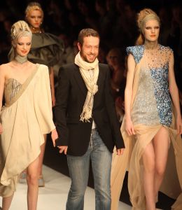 02-02-2010 SHOWBIZZ; JAN TAMINIAU OPENDE DE AMSTERDAM FASHIONWEEK MET NIEUWE COLLECTIE DUALISME. Tal van bekende waren gekomen om de prachtige mode van Jan Taminiau te zien. Jan doopte zijn 2010 collectie als Dualisme. Alles is erg transparant maar door het gros van pailetten dragen ze net een pantser. Prachtig en opmerkelijke mode van Jan die Maxima in 2009 kleedde in een jasje gemaakt van een oude postzak. Een primeur want niet eerder koos de prinses voor een Nederlandse ontwerper.
foto02-02-2010 SHOWBIZZ; JAN TAMINIAU OPENDE DE AMSTERDAM FASHIONWEEK MET NIEUWE COLLECTIE DUALISME. Tal van bekende waren gekomen om de prachtige mode van Jan Taminiau te zien. Jan doopte zijn 2010 collectie als Dualisme. Alles is erg transparant maar door het gros van pailetten dragen ze net een pantser. Prachtig en opmerkelijke mode van Jan die Maxima in 2009 kleedde in een jasje gemaakt van een oude postzak. Een primeur want niet eerder koos de prinses voor een Nederlandse ontwerper.
foto: Albert den Iseger.: Albert den Iseger.