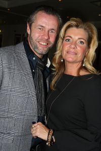 19-11-2009 SHOWBIZZ; SPORTHELDEN VAN WELEER HEFFEN HET GLAS OP FEEST. De tongen raakten los op het wijnfeest in Oisterwijk waar vele sporthelden elkaar troffen.
foto: Albert den Iseger.