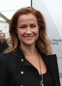 02-02-2010 SHOWBIZZ; JAN TAMINIAU OPENDE DE AMSTERDAM FASHIONWEEK MET NIEUWE COLLECTIE DUALISME. Tal van bekende waren gekomen om de prachtige mode van Jan Taminiau te zien. Jan doopte zijn 2010 collectie als Dualisme. Alles is erg transparant maar door het gros van pailetten dragen ze net een pantser. Prachtig en opmerkelijke mode van Jan die Maxima in 2009 kleedde in een jasje gemaakt van een oude postzak. Een primeur want niet eerder koos de prinses voor een Nederlandse ontwerper.
foto: Albert den Iseger.