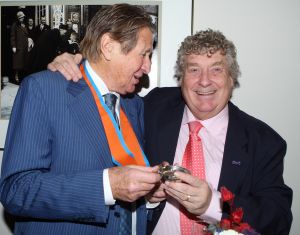 19-11-2009 SHOWBIZZ; SPORTHELDEN VAN WELEER HEFFEN HET GLAS OP FEEST. De tongen raakten los op het wijnfeest in Oisterwijk waar vele sporthelden elkaar troffen.
foto: Albert den Iseger.