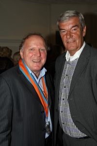 19-11-2009 SHOWBIZZ; SPORTHELDEN VAN WELEER HEFFEN HET GLAS OP FEEST. De tongen raakten los op het wijnfeest in Oisterwijk waar vele sporthelden elkaar troffen.
foto: Albert den Iseger.