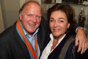 19-11-2009 SHOWBIZZ; SPORTHELDEN VAN WELEER HEFFEN HET GLAS OP FEEST. De tongen raakten los op het wijnfeest in Oisterwijk waar vele sporthelden elkaar troffen.
foto: Albert den Iseger.