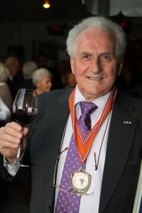 19-11-2009 SHOWBIZZ; SPORTHELDEN VAN WELEER HEFFEN HET GLAS OP FEEST. De tongen raakten los op het wijnfeest in Oisterwijk waar vele sporthelden elkaar troffen.
foto: Albert den Iseger.