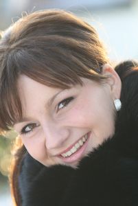 17-02-2010 SHOWBIZZ; SIENEKE PEETERS GAAT NAAR REGINA COELI OM ENGELS TE LEREN. Waarschijnlijk gaat Sieneke binnenkort naar de nonnen toe in Vught om haar engels op een hoger niveau te krijgen. Altijd makkelijk voor straks in Oslo om goed te kunnen communiseren met andere artiesten. In 2007 bracht Sieneke een cd uit met zes covers van hit nummers uit de jaren 1980. Vanaf 11 februari ligt de single SHA-LA-LIE in de winkel en is deze week binnen gekomen op nr. 13 van de top 100. 
foto: Albert den Iseger.
