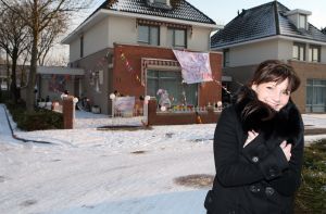 17-02-2010 SHOWBIZZ; SIENEKE PEETERS GAAT NAAR REGINA COELI OM ENGELS TE LEREN. Waarschijnlijk gaat Sieneke binnenkort naar de nonnen toe in Vught om haar engels op een hoger niveau te krijgen. Altijd makkelijk voor straks in Oslo om goed te kunnen communiseren met andere artiesten. In 2007 bracht Sieneke een cd uit met zes covers van hit nummers uit de jaren 1980. Vanaf 11 februari ligt de single SHA-LA-LIE in de winkel en is deze week binnen gekomen op nr. 13 van de top 100. 
foto: Albert den Iseger.
