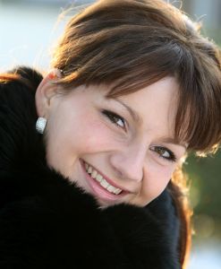 17-02-2010 SHOWBIZZ; SIENEKE PEETERS GAAT NAAR REGINA COELI OM ENGELS TE LEREN. Waarschijnlijk gaat Sieneke binnenkort naar de nonnen toe in Vught om haar engels op een hoger niveau te krijgen. Altijd makkelijk voor straks in Oslo om goed te kunnen communiseren met andere artiesten. In 2007 bracht Sieneke een cd uit met zes covers van hit nummers uit de jaren 1980. Vanaf 11 februari ligt de single SHA-LA-LIE in de winkel en is deze week binnen gekomen op nr. 13 van de top 100. 
foto: Albert den Iseger.