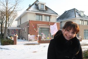 17-02-2010 SHOWBIZZ; SIENEKE PEETERS GAAT NAAR REGINA COELI OM ENGELS TE LEREN. Waarschijnlijk gaat Sieneke binnenkort naar de nonnen toe in Vught om haar engels op een hoger niveau te krijgen. Altijd makkelijk voor straks in Oslo om goed te kunnen communiseren met andere artiesten. In 2007 bracht Sieneke een cd uit met zes covers van hit nummers uit de jaren 1980. Vanaf 11 februari ligt de single SHA-LA-LIE in de winkel en is deze week binnen gekomen op nr. 13 van de top 100. 
foto: Albert den Iseger.