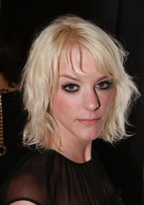 02-02-2010 SHOWBIZZ; JAN TAMINIAU OPENDE DE AMSTERDAM FASHIONWEEK MET NIEUWE COLLECTIE DUALISME. Tal van bekende waren gekomen om de prachtige mode van Jan Taminiau te zien. Jan doopte zijn 2010 collectie als Dualisme. Alles is erg transparant maar door het gros van pailetten dragen ze net een pantser. Prachtig en opmerkelijke mode van Jan die Maxima in 2009 kleedde in een jasje gemaakt van een oude postzak. Een primeur want niet eerder koos de prinses voor een Nederlandse ontwerper.
foto: Albert den Iseger.