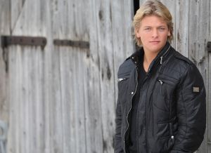 23-02-2010 SHOWBIZZ; THOMAS BERGE NWE SINGLE DEZE IN DE WINKEL. Thomas nieuwe single met de titel \