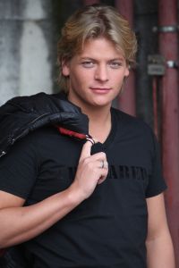 23-02-2010 SHOWBIZZ; THOMAS BERGE NWE SINGLE DEZE IN DE WINKEL. Thomas nieuwe single met de titel \
