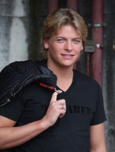 23-02-2010 SHOWBIZZ; THOMAS BERGE NWE SINGLE DEZE IN DE WINKEL. Thomas nieuwe single met de titel \