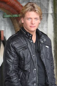 23-02-2010 SHOWBIZZ; THOMAS BERGE NWE SINGLE DEZE IN DE WINKEL. Thomas nieuwe single met de titel \