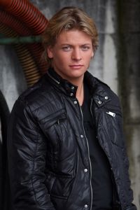 23-02-2010 SHOWBIZZ; THOMAS BERGE NWE SINGLE DEZE IN DE WINKEL. Thomas nieuwe single met de titel \