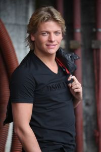23-02-2010 SHOWBIZZ; THOMAS BERGE NWE SINGLE DEZE IN DE WINKEL. Thomas nieuwe single met de titel \