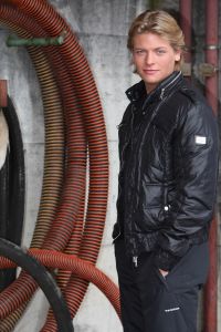23-02-2010 SHOWBIZZ; THOMAS BERGE NWE SINGLE DEZE IN DE WINKEL. Thomas nieuwe single met de titel \