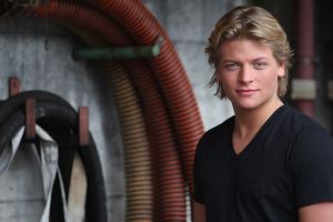 23-02-2010 SHOWBIZZ; THOMAS BERGE NWE SINGLE DEZE IN DE WINKEL. Thomas nieuwe single met de titel \