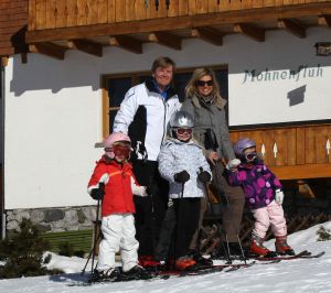 23-02-2011 KONINKLIJK HUIS: KONINKLIJKE FAMILIE OP WINTERSPORT IN LECH.Prins Willem-Alexander, Prinses Maxima,   Prinsessen Amalia, Alexia en Ariana. Koningin Beatrix, Prins Constantijn, Prinses Laurentien, Gravin  Eloise, Claus-Casimir en Leonore,Prinses Mabel en Prins Friso met hun kinderen Luana en Zaria poseerden weer voor de media in het Oostenrijkse Lech.
foto: Albert den Iseger.