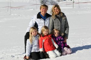 23-02-2011 KONINKLIJK HUIS: KONINKLIJKE FAMILIE OP WINTERSPORT IN LECH.Prins Willem-Alexander, Prinses Maxima,   Prinsessen Amalia, Alexia en Ariana. Koningin Beatrix, Prins Constantijn, Prinses Laurentien, Gravin  Eloise, Claus-Casimir en Leonore,Prinses Mabel en Prins Friso met hun kinderen Luana en Zaria poseerden weer voor de media in het Oostenrijkse Lech.
foto: Albert den Iseger.