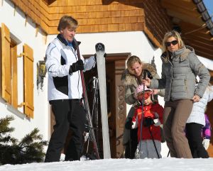 23-02-2011 KONINKLIJK HUIS: KONINKLIJKE FAMILIE OP WINTERSPORT IN LECH.Prins Willem-Alexander, Prinses Maxima,   Prinsessen Amalia, Alexia en Ariana. Koningin Beatrix, Prins Constantijn, Prinses Laurentien, Gravin  Eloise, Claus-Casimir en Leonore,Prinses Mabel en Prins Friso met hun kinderen Luana en Zaria poseerden weer voor de media in het Oostenrijkse Lech.
foto: Albert den Iseger.