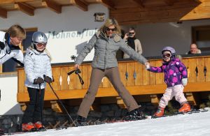 23-02-2011 KONINKLIJK HUIS: KONINKLIJKE FAMILIE OP WINTERSPORT IN LECH.Prins Willem-Alexander, Prinses Maxima,   Prinsessen Amalia, Alexia en Ariana. Koningin Beatrix, Prins Constantijn, Prinses Laurentien, Gravin  Eloise, Claus-Casimir en Leonore,Prinses Mabel en Prins Friso met hun kinderen Luana en Zaria poseerden weer voor de media in het Oostenrijkse Lech.
foto: Albert den Iseger.