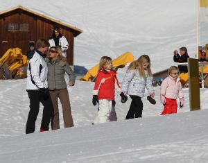 23-02-2011 KONINKLIJK HUIS: KONINKLIJKE FAMILIE OP WINTERSPORT IN LECH.Prins Willem-Alexander, Prinses Maxima,   Prinsessen Amalia, Alexia en Ariana. Koningin Beatrix, Prins Constantijn, Prinses Laurentien, Gravin  Eloise, Claus-Casimir en Leonore,Prinses Mabel en Prins Friso met hun kinderen Luana en Zaria poseerden weer voor de media in het Oostenrijkse Lech.
foto: Albert den Iseger.