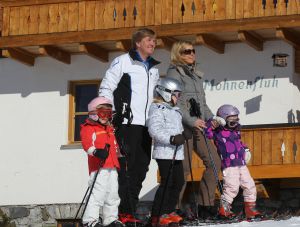 23-02-2011 KONINKLIJK HUIS: KONINKLIJKE FAMILIE OP WINTERSPORT IN LECH.Prins Willem-Alexander, Prinses Maxima,   Prinsessen Amalia, Alexia en Ariana. Koningin Beatrix, Prins Constantijn, Prinses Laurentien, Gravin  Eloise, Claus-Casimir en Leonore,Prinses Mabel en Prins Friso met hun kinderen Luana en Zaria poseerden weer voor de media in het Oostenrijkse Lech.
foto: Albert den Iseger.
