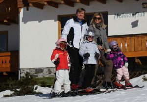 23-02-2011 KONINKLIJK HUIS: KONINKLIJKE FAMILIE OP WINTERSPORT IN LECH.Prins Willem-Alexander, Prinses Maxima,   Prinsessen Amalia, Alexia en Ariana. Koningin Beatrix, Prins Constantijn, Prinses Laurentien, Gravin  Eloise, Claus-Casimir en Leonore,Prinses Mabel en Prins Friso met hun kinderen Luana en Zaria poseerden weer voor de media in het Oostenrijkse Lech.
foto: Albert den Iseger.