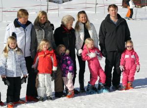 23-02-2011 KONINKLIJK HUIS: KONINKLIJKE FAMILIE OP WINTERSPORT IN LECH.Prins Willem-Alexander, Prinses Maxima,   Prinsessen Amalia, Alexia en Ariana. Koningin Beatrix, Prins Constantijn, Prinses Laurentien, Gravin  Eloise, Claus-Casimir en Leonore,Prinses Mabel en Prins Friso met hun kinderen Luana en Zaria poseerden weer voor de media in het Oostenrijkse Lech.
foto: Albert den Iseger.