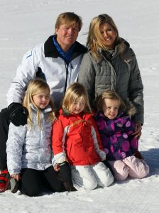23-02-2011 KONINKLIJK HUIS: KONINKLIJKE FAMILIE OP WINTERSPORT IN LECH.Prins Willem-Alexander, Prinses Maxima,   Prinsessen Amalia, Alexia en Ariana. Koningin Beatrix, Prins Constantijn, Prinses Laurentien, Gravin  Eloise, Claus-Casimir en Leonore,Prinses Mabel en Prins Friso met hun kinderen Luana en Zaria poseerden weer voor de media in het Oostenrijkse Lech.
foto: Albert den Iseger.