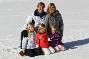 23-02-2011 KONINKLIJK HUIS: KONINKLIJKE FAMILIE OP WINTERSPORT IN LECH.Prins Willem-Alexander, Prinses Maxima,   Prinsessen Amalia, Alexia en Ariana. Koningin Beatrix, Prins Constantijn, Prinses Laurentien, Gravin  Eloise, Claus-Casimir en Leonore,Prinses Mabel en Prins Friso met hun kinderen Luana en Zaria poseerden weer voor de media in het Oostenrijkse Lech.
foto: Albert den Iseger.