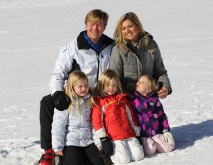 23-02-2011 KONINKLIJK HUIS: KONINKLIJKE FAMILIE OP WINTERSPORT IN LECH.Prins Willem-Alexander, Prinses Maxima,   Prinsessen Amalia, Alexia en Ariana. Koningin Beatrix, Prins Constantijn, Prinses Laurentien, Gravin  Eloise, Claus-Casimir en Leonore,Prinses Mabel en Prins Friso met hun kinderen Luana en Zaria poseerden weer voor de media in het Oostenrijkse Lech.
foto: Albert den Iseger.