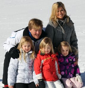 23-02-2011 KONINKLIJK HUIS: KONINKLIJKE FAMILIE OP WINTERSPORT IN LECH.Prins Willem-Alexander, Prinses Maxima,   Prinsessen Amalia, Alexia en Ariana. Koningin Beatrix, Prins Constantijn, Prinses Laurentien, Gravin  Eloise, Claus-Casimir en Leonore,Prinses Mabel en Prins Friso met hun kinderen Luana en Zaria poseerden weer voor de media in het Oostenrijkse Lech.
foto: Albert den Iseger.
