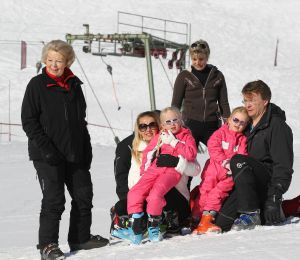 23-02-2011 KONINKLIJK HUIS: KONINKLIJKE FAMILIE OP WINTERSPORT IN LECH.Prins Willem-Alexander, Prinses Maxima,   Prinsessen Amalia, Alexia en Ariana. Koningin Beatrix, Prins Constantijn, Prinses Laurentien, Gravin  Eloise, Claus-Casimir en Leonore,Prinses Mabel en Prins Friso met hun kinderen Luana en Zaria poseerden weer voor de media in het Oostenrijkse Lech.
foto: Albert den Iseger.