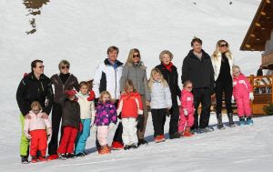 23-02-2011 KONINKLIJK HUIS: KONINKLIJKE FAMILIE OP WINTERSPORT IN LECH.Prins Willem-Alexander, Prinses Maxima,   Prinsessen Amalia, Alexia en Ariana. Koningin Beatrix, Prins Constantijn, Prinses Laurentien, Gravin  Eloise, Claus-Casimir en Leonore,Prinses Mabel en Prins Friso met hun kinderen Luana en Zaria poseerden weer voor de media in het Oostenrijkse Lech.
foto: Albert den Iseger.