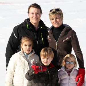 23-02-2011 KONINKLIJK HUIS: KONINKLIJKE FAMILIE OP WINTERSPORT IN LECH.Prins Willem-Alexander, Prinses Maxima,   Prinsessen Amalia, Alexia en Ariana. Koningin Beatrix, Prins Constantijn, Prinses Laurentien, Gravin  Eloise, Claus-Casimir en Leonore,Prinses Mabel en Prins Friso met hun kinderen Luana en Zaria poseerden weer voor de media in het Oostenrijkse Lech.
foto: Albert den Iseger.